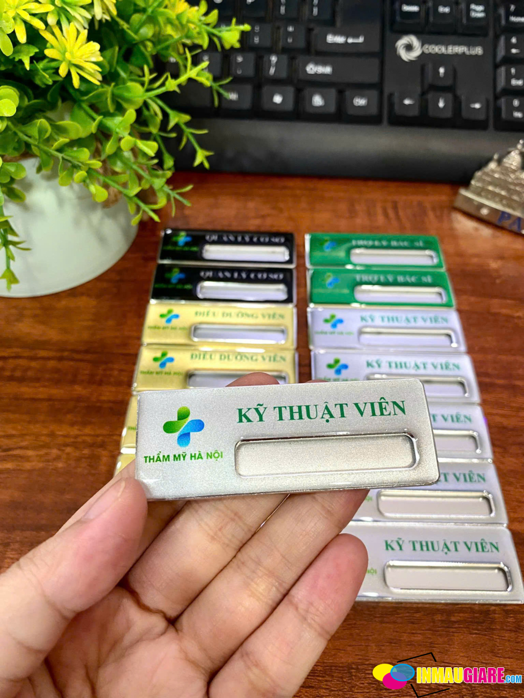 Biển Tên Nhân Viên Thay Tên Là Gì? Biển Tên Nhân Viên Thay Tên Là Gì?