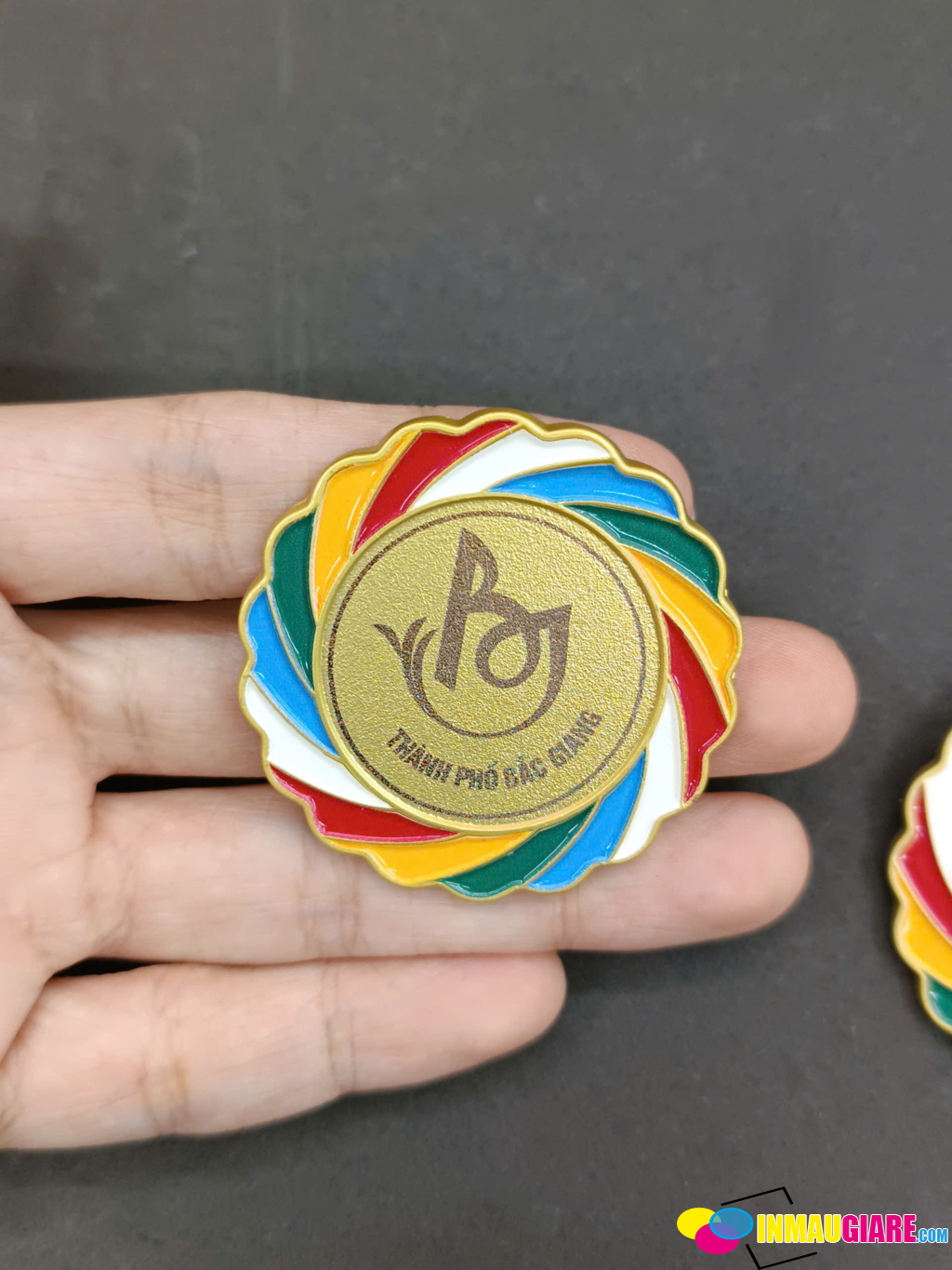 Huy Hiệu Kim Loại Ăn Mòn Là Gì?