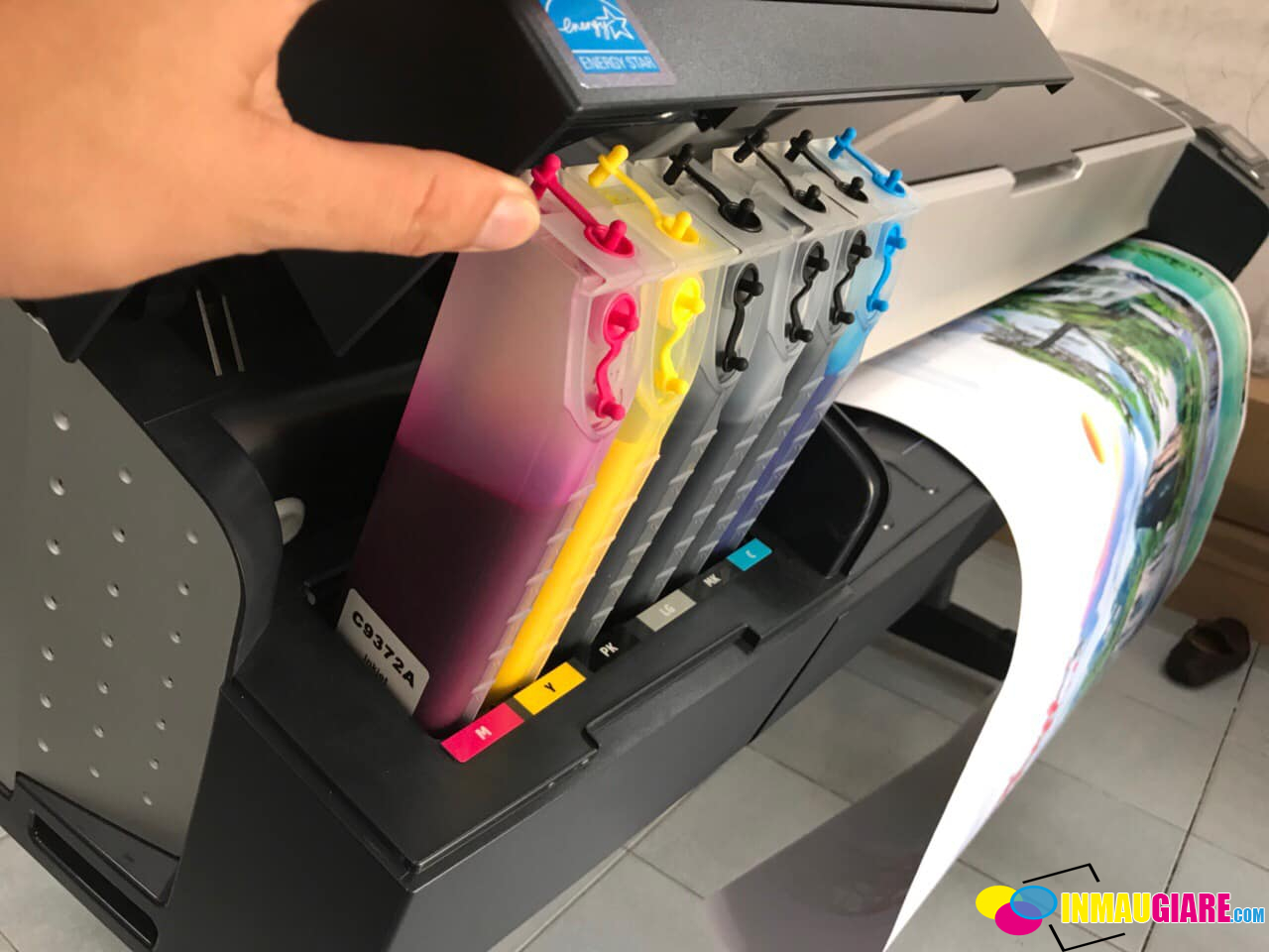 So Sánh iN Laser Màu Và iN Phun Màu: Lựa Chọn Nào Tốt Nhất?